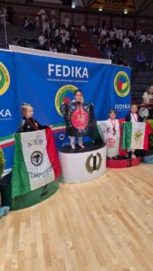 KATA INDIVIDUALE FEMMINILE SAMURAI (da 0 a 6 anni):1º classificata e campionessa nazionale Parise Petra (cintura bianco/gialla)
